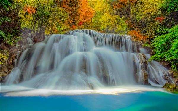 منظره پاییزی آبشار و درختان رنگی
