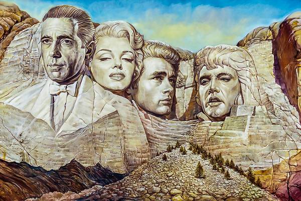 مجسمه بازیگران معروف هالیوود آمریکایی روی کوه الویس پرسلی و مرلین مونرو
