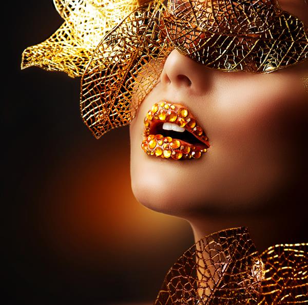 آرایش طلایی لوکس میکاپ حرفه ای زیبا برای تعطیلات لب طلایی پرتره هنری مد جواهرات جواهرات جواهرات