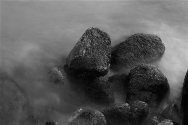 برخورد موج دریا با سنگ