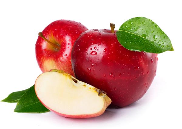 سیب قرمز تازه با برگهایی که روی زمینه سفید قرار دارند