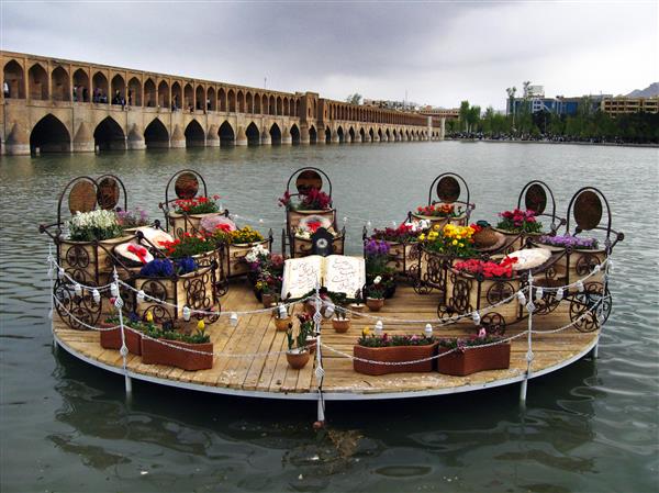 اصفهان ایران سی و سه پل با جدول هفت سین ترتیب هفت مورد نمادین که به طور سنتی در نوروز سال جدید ایرانی به نمایش در می آید