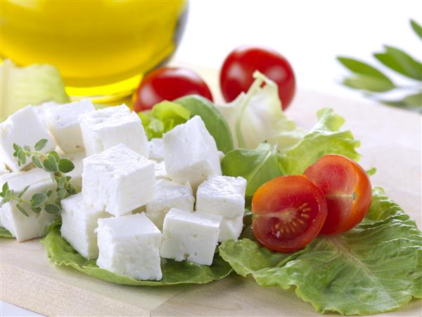 پنیر فتا که به صورت مکعب سبزیجات گیاهان و روغن زیتون تهیه می شود - مواد اولیه سالاد یونانی