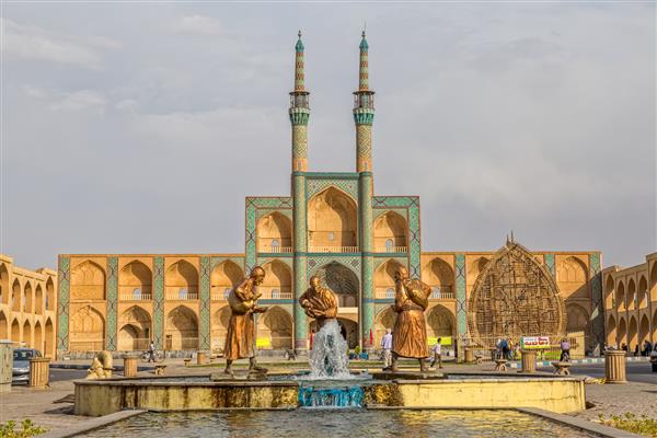 یزد ایران مجسمه های چشمه سه مسافر قدیمی در مقابل میدان معروف امیر چخماق در مرکز شهر قدیمی