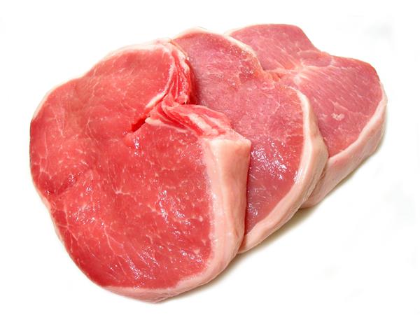 خرد گوشت خوک خام جدا شده در پس زمینه سفید
