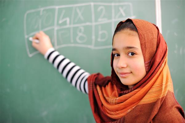 دختر عرب زیبا در مدرسه باحجاب است