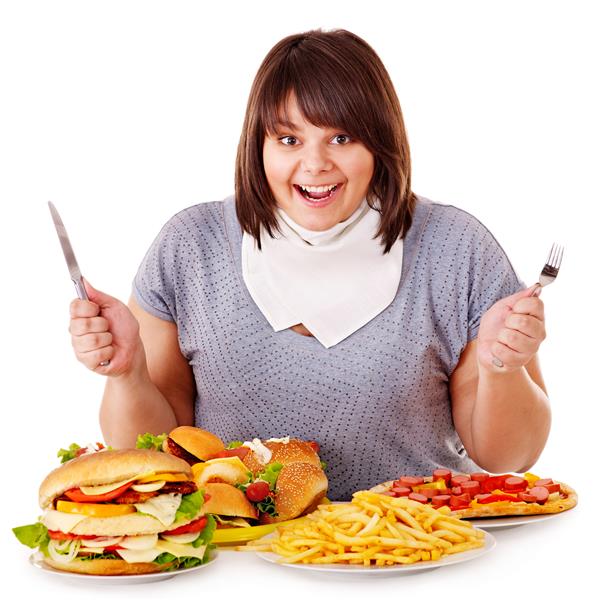 زن دارای اضافه وزن در حال خوردن فست فود