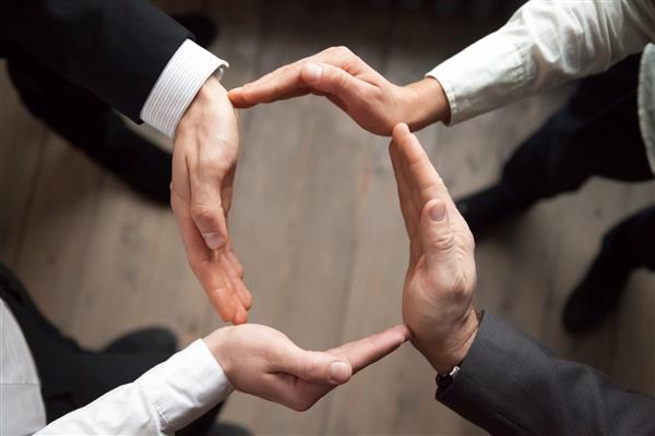 افراد تیم تجاری با تشکیل حلقه حمایت از تجارت وحدت در مراقبت و پشتیبانی مسئولیت مشترک شرکت کمک در کار تیمی مفهوم ایمنی همکاری هم افزایی نمای نزدیک