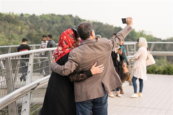 تهران گروهی برای گرفتن عکس سلفی از خانواده در پارک آب و آتش پل طبیعت