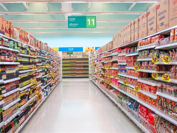 تایلند نمای قفسه محصول برای خرید مشتری در سوپرمارکت تسکو لوتوس