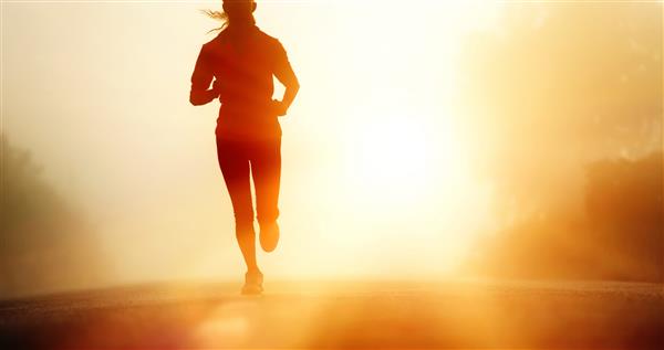 دونده پاهای ورزشکار دونده در جاده ها زن تناسب اندام شبح طلوع آهسته دویدن تمرین مفهوم سلامتی