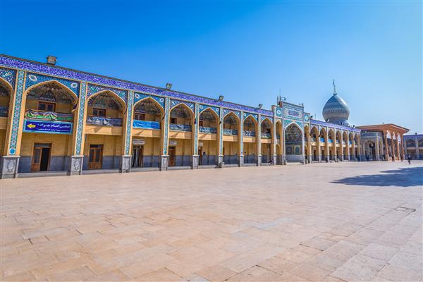 نمایی از حیاط بنای یادبود و مسجد جامع شاه چراغ در شیراز
