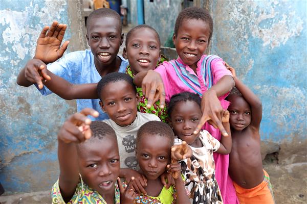 کودکان شاد در یک مدرسه ابتدایی یک دهکده ماهیگیری در نزدیکی آکرای غنا