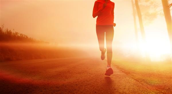 ورزشکاری که در جاده در صبح هنگام طلوع آفتاب برای دو ماراتن و آمادگی جسمانی در حال دویدن است یک زن فعال لاتین با سبک زندگی فعال سالم که در فضای باز ورزش می کند