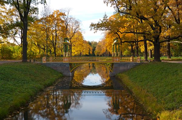 پل عبور از کانال در پارک الکساندر در پوشکین سن پترزبورگ روسیه