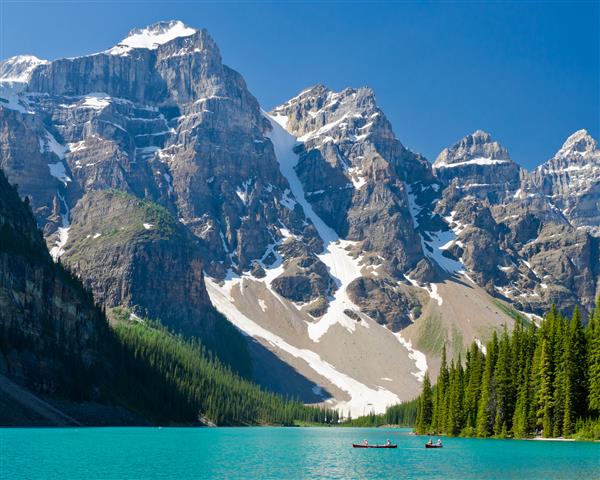 دریاچه کوهستانی با شکوه در کانادا