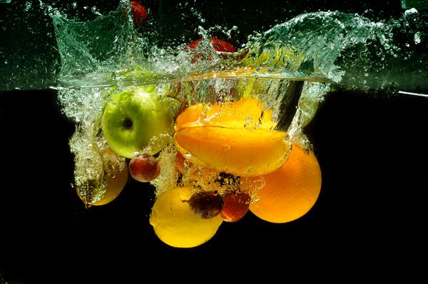 پاشیدن میوه روی آب میوه ها و سبزیجات تازه هنگام غوطه ور شدن در زیر آب مورد اصابت گلوله قرار می گیرند تصویر شستشوی غذا قبل از فرآوری بیشتر به عنوان یک غذای سالم و طبیعی