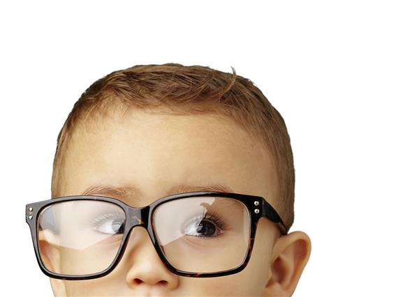 پرتره بچه ای که در یک زمینه سفید عینک می زند