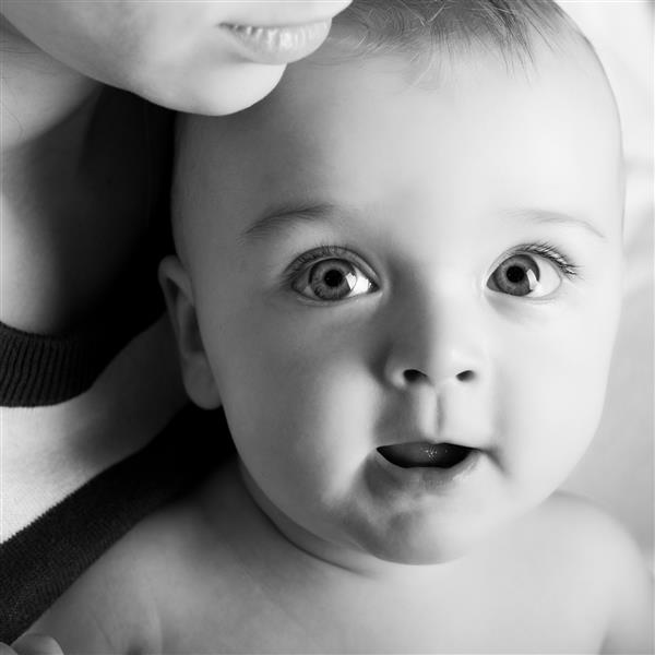 تصویر سیاه و سفید مادر از کودک