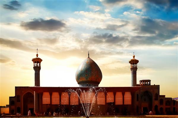 مقبره شاه چراغ هنگام غروب خورشید مکانی مقدس برای مردم ایران است شاه چراغ در قرن ساخته شد میراث کهن ایران