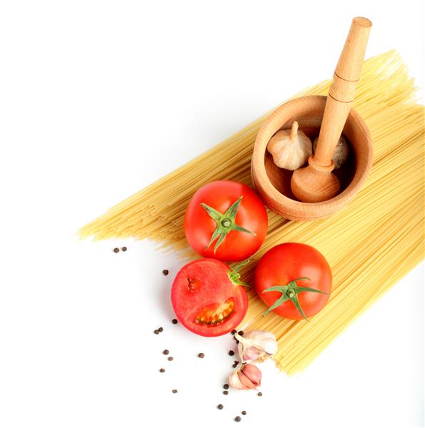 مواد لازم برای سس گوجه فرنگی و اسپاگتی از نمای بالا