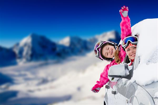 تعطیلات زمستانی اسکی سفر - خانواده ای خوشحال در تعطیلات زمستانی در جاده