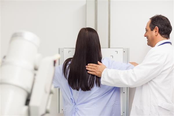پزشک در حال انجام ماموگرافی بر روی بیمار در یک اتاق معاینه کارگران بهداشت در بیماری همه گیر Coronavirus Covid19