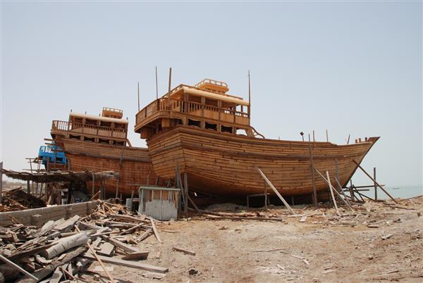 ساخت قایق های سنتی در یک کارخانه کشتی سازی در جزیره ایرانی قشم