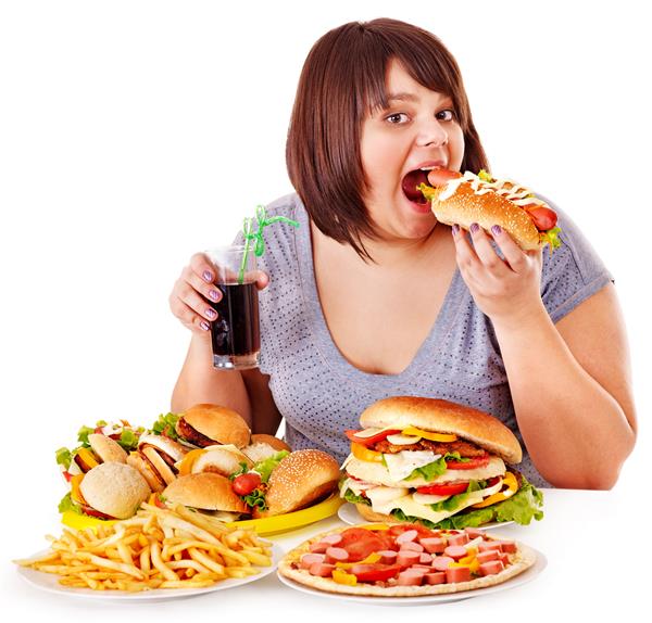 زن دارای اضافه وزن در حال خوردن فست فود
