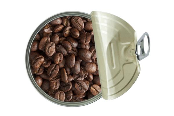 نمای بالای قوطی باز شده با دانه های قهوه