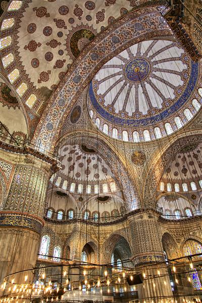 تصویر گرفته شده در داخل مسجد بزرگ آبی در استانبول ترکیه