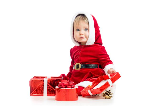 کودک بابانوئل با جعبه کادو که روی زمینه سفید قرار دارد