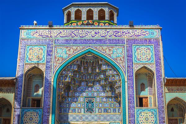 کاشی کاری تزئین شده بر روی دروازه مجموعه مسجد شاه چراغ شیراز