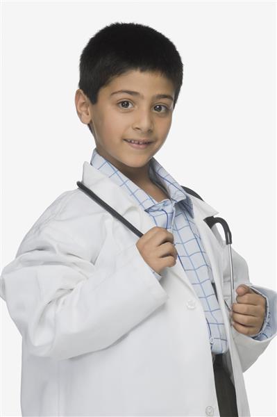 پرتره پسری که کت آزمایشگاه بر تن دارد و یک گوشی پزشکی در دست دارد