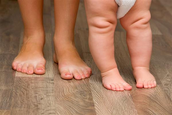 پاهای مادر و کودک اولین قدم ها
