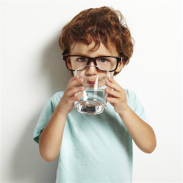 پرتره پسر در حال نوشیدن لیوان آب جدا شده در سفید