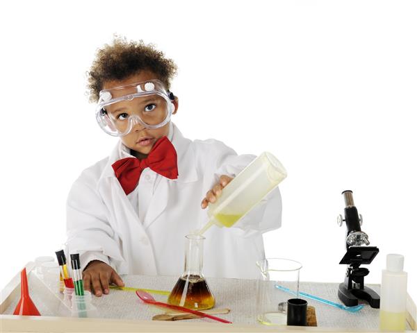 یک ماده جذاب شیمیایی مخلوط کردن روی میز علم او روی زمینه سفید