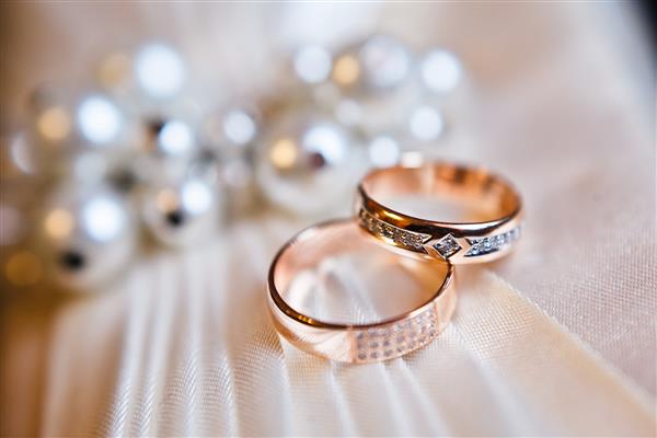 حلقه های عروسی طلایی روی پینکون