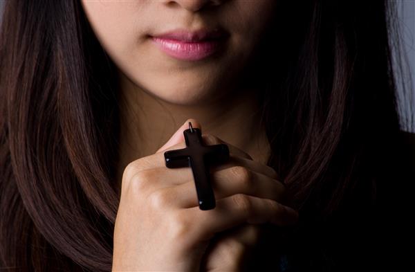 زن جوان در حال نماز با تسبیح در دست