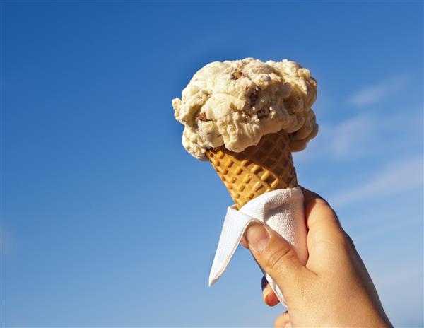 مخروط بستنی تا آسمان گرم تابستان را نگه داشت
