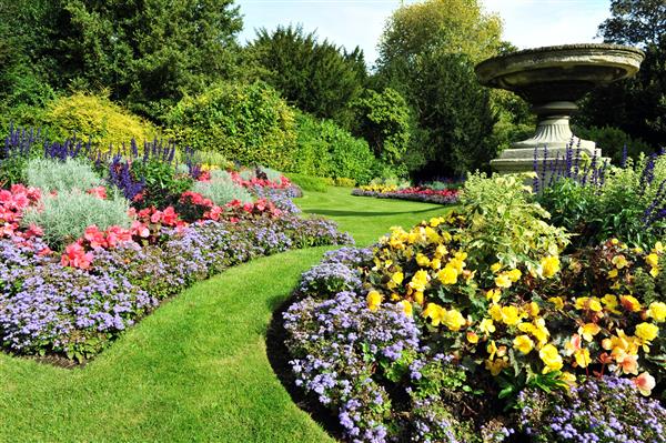 گلزارها مسیر چمنزار و گلدان زینتی در یک باغ رسمی