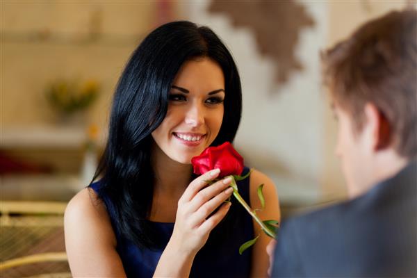 قرار ملاقات عاشقانه زن و شوهر جوان در رستوران جشن روز ولنتاین مردی به دخترش گل سرخ اهدا می کند