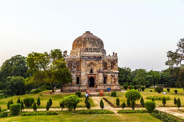 باغ های لودی آرامگاه اسلامی بارا گومباد در باغهای منظره واقع شده است قرن پانزدهم میلادی دهلی نو هند