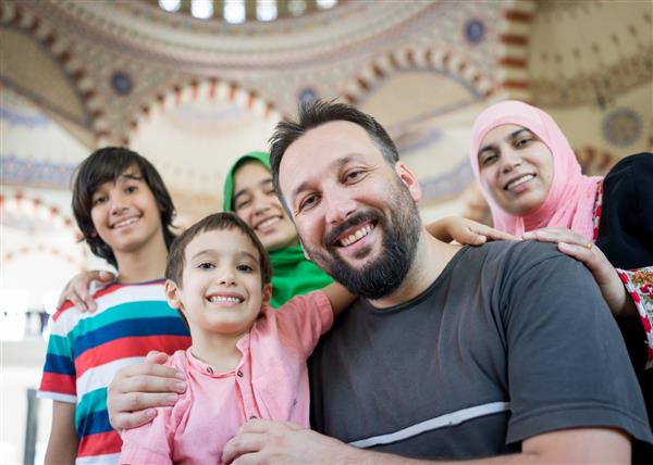 پرتره خانواده مسلمان در مسجد