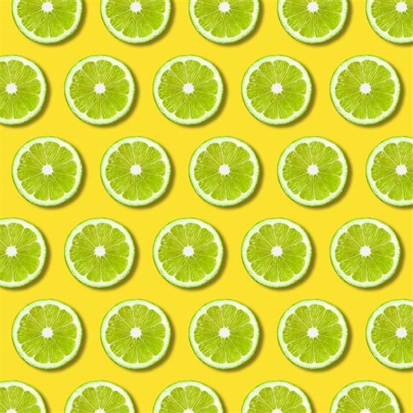 الگوی برشهای آهک سبز در زمینه رنگ زرد پر جنب و جوش حداقل مواد غذایی تخت خوابیده