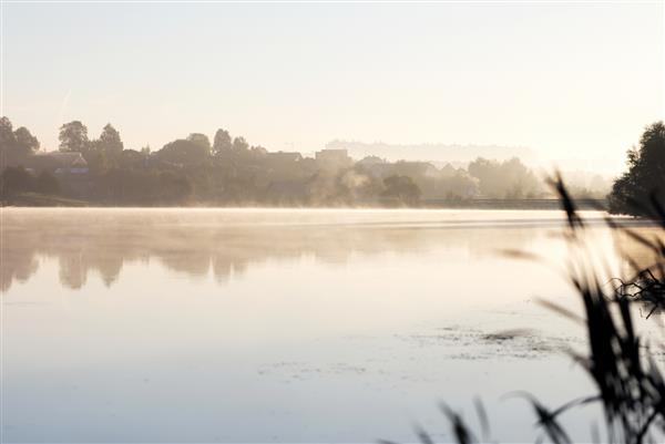 اوایل صبح مه بیش از دریاچه