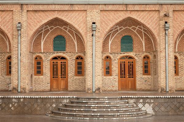 کاروانسرای قدیمی بازسازی شده در تهران از نظر تاریخی کاروانساری مسافرخانه ای بود با یک حیاط مرکزی و اتاق های زیادی در اطراف آن ساخته شده در وسط مسیرهای معروف مسافرتی برای جا دادن مسافران