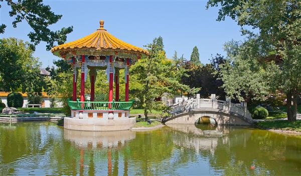باغ چینی سنتی با حوض