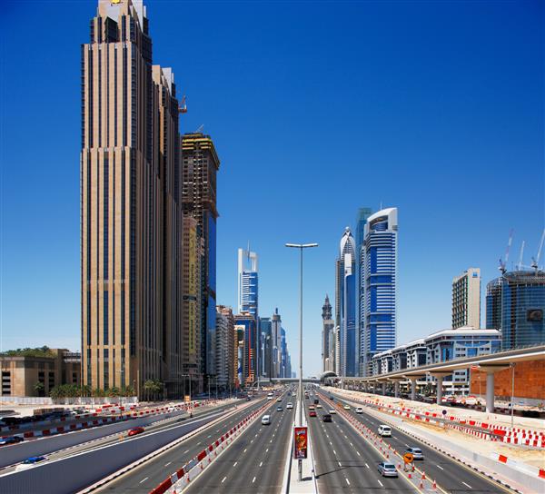 دبی امارات متحده عربی بزرگراه E11 طولانی ترین جاده در امارات متحده عربی است از دوبی عبور می کند جایی که جاده شیخ زاید نامیده می شود با آسمان خراش ها در هر دو طرف تصویر گرفته شده در 7 مه 2010