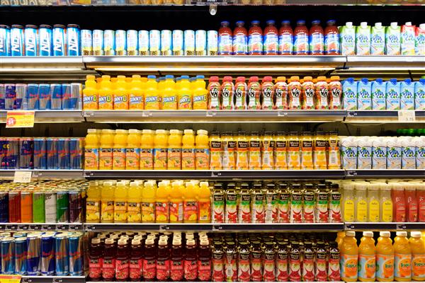 لاس وگاس ایالات متحده انتخاب گسترده ای از نوشیدنی های شیرین بطری در ویترین قفسه در یک فروشگاه مناسب در لاس وگاس نوادا ایالات متحده